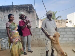 From left to right. Jyothi, Veeraiah and daughter Anjamma, Veeraiah’s father Lingaiah and their dog Bunyi. (Anirudh SK/The Wire)