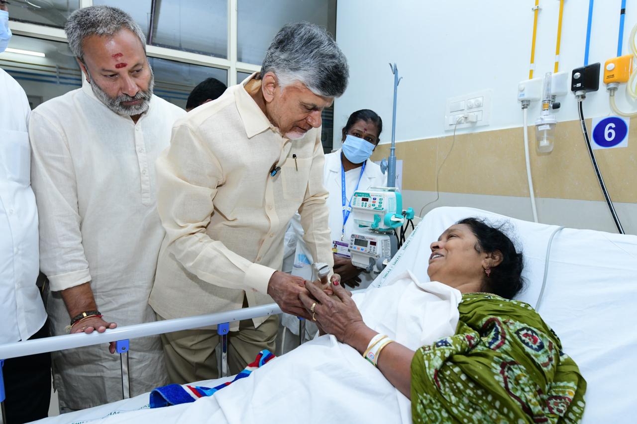 Naidu-Woman Chief Minister N Chandrababu Naidu visiting an injured woman at the SVIMS Hospital in Tirupati. (CMO Andhra Pradesh/X)