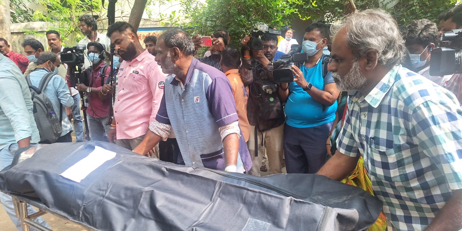 Relatives transporting the body of a person who died in the Tirupati stampede. (Nitika ShivaniSouth First) Relatives transporting the body of a person who died in the Tirupati stampede. (Nitika Shivani/South First)