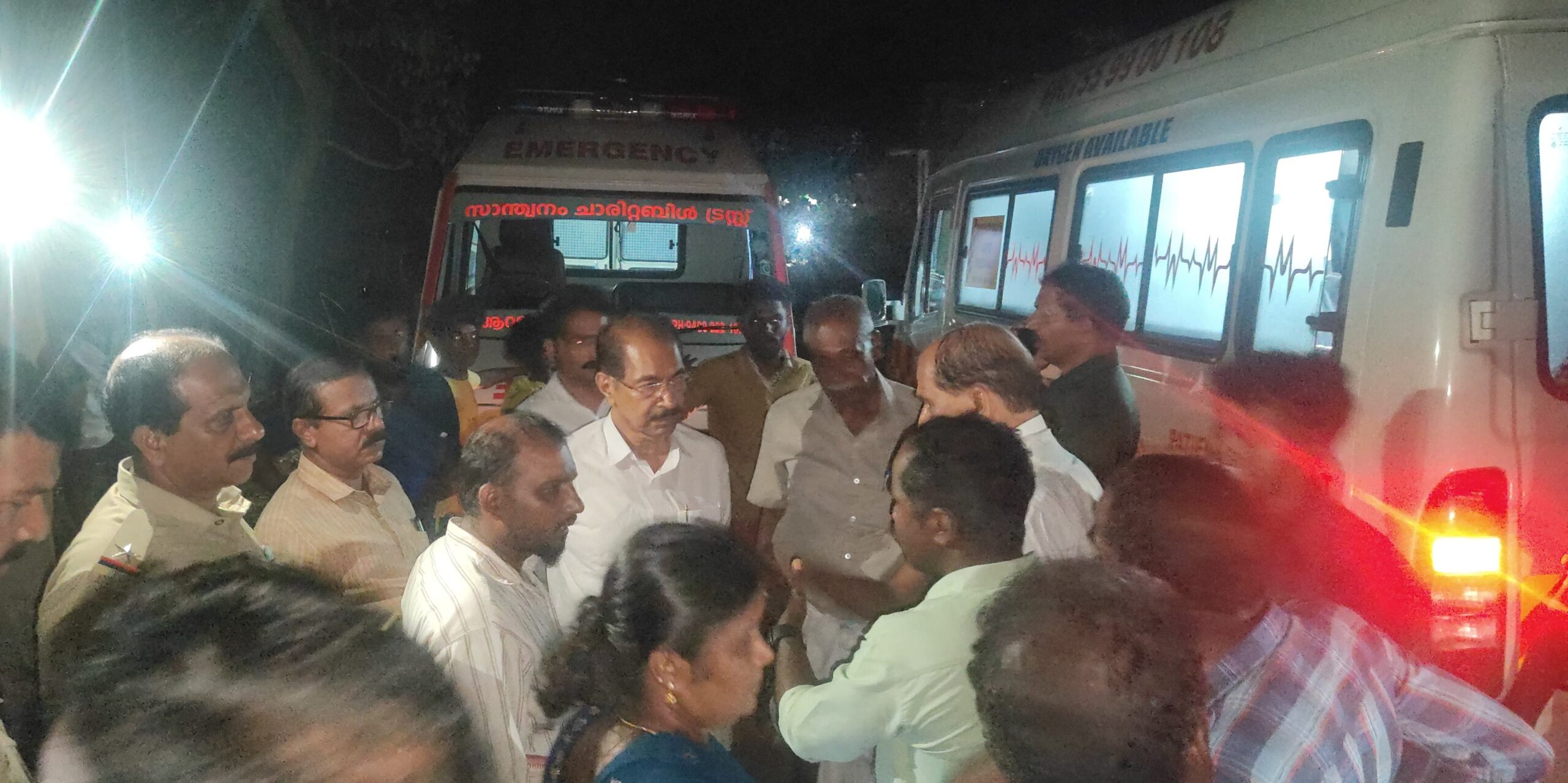 Locals protesting over the death of a couple following wild elephant attack in Aralam farm. (Supplied) Locals protesting over the death of a couple following wild elephant attack in Aralam farm. (Supplied)