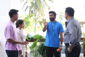 On the sets of Nilavuku En Mel Ennadi Kobam