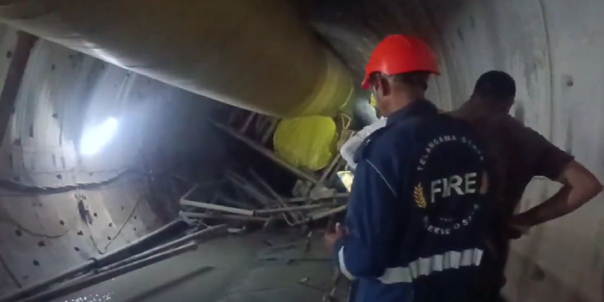 Rescue team members inside the tunnel calling out the names of the trapped workers. Rescue team members inside the tunnel calling out the names of the trapped workers.