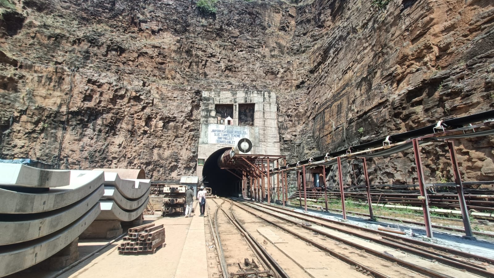 SLBC tunnel (Sumit Jha) Srisailam tunnel collapse – Day 6: Search, rescue operations gain momentum