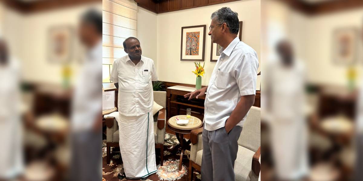 Kumaraswamy hosted Jarkiholi at his Delhi residence on Tuesday, 25 March.