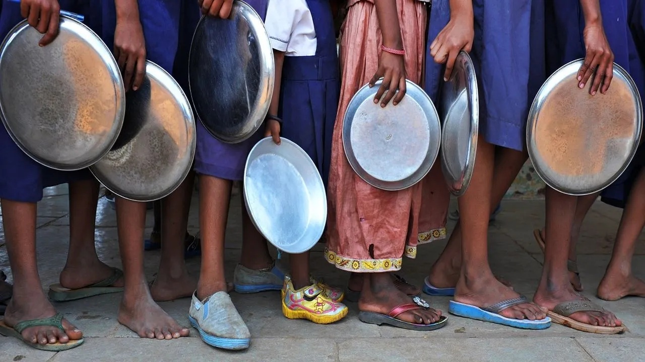 schoolchildren 13-year-old dies of food poisoning in Mandya, 28 other students hospitalised (Representational photo)