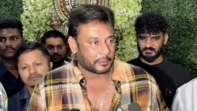 Darshan with actor Chikkana (behind, in a black T-shirt), at a Bengaluru mall.