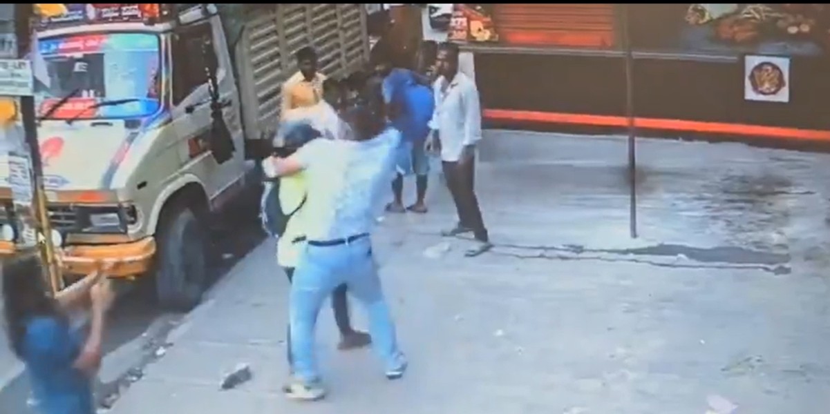 IAF officer assaulting the biker Bengaluru road rage incident