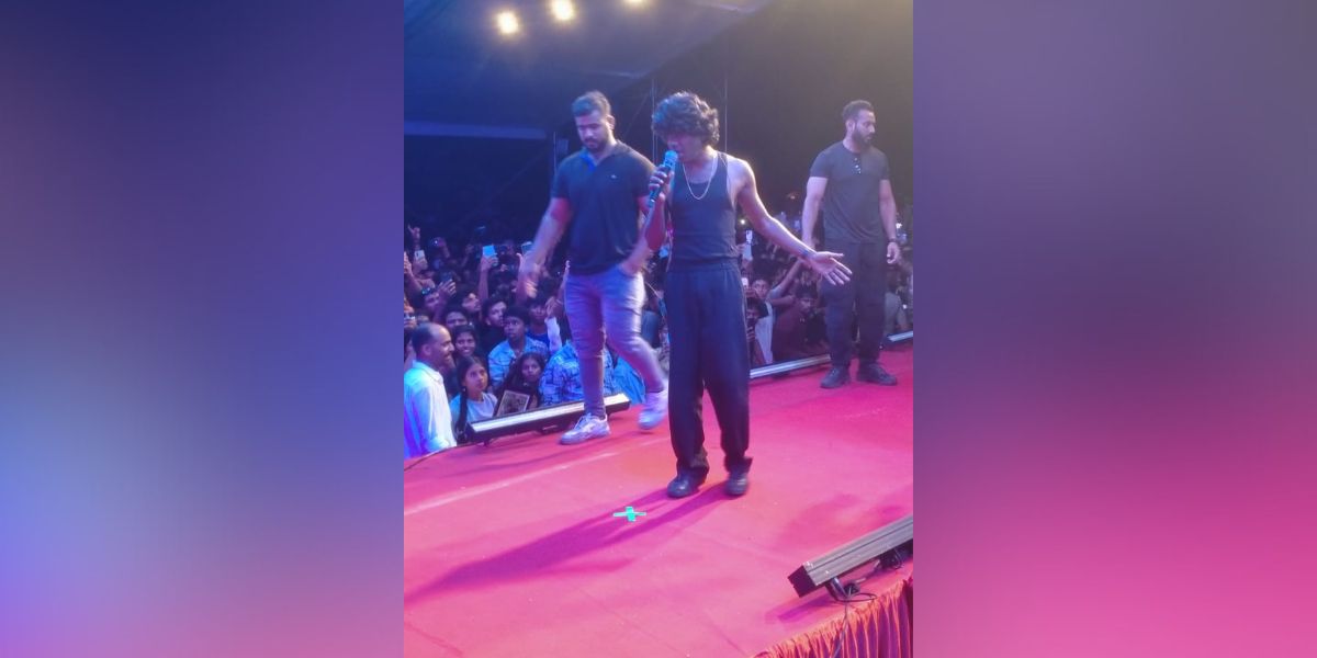 Vedan performing on stage.
