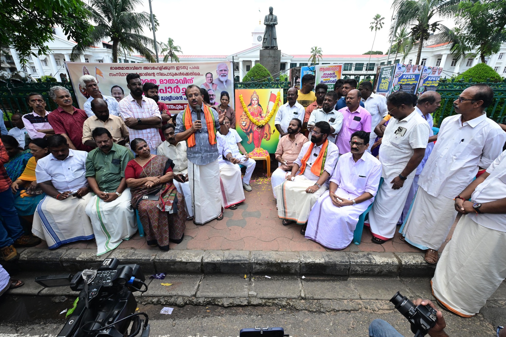 ‘Saffron should be the national flag’ says BJP leader, sparks row