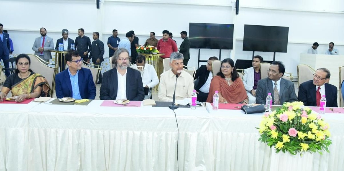 Chandrababu Naidu hosts dinner for tech leaders