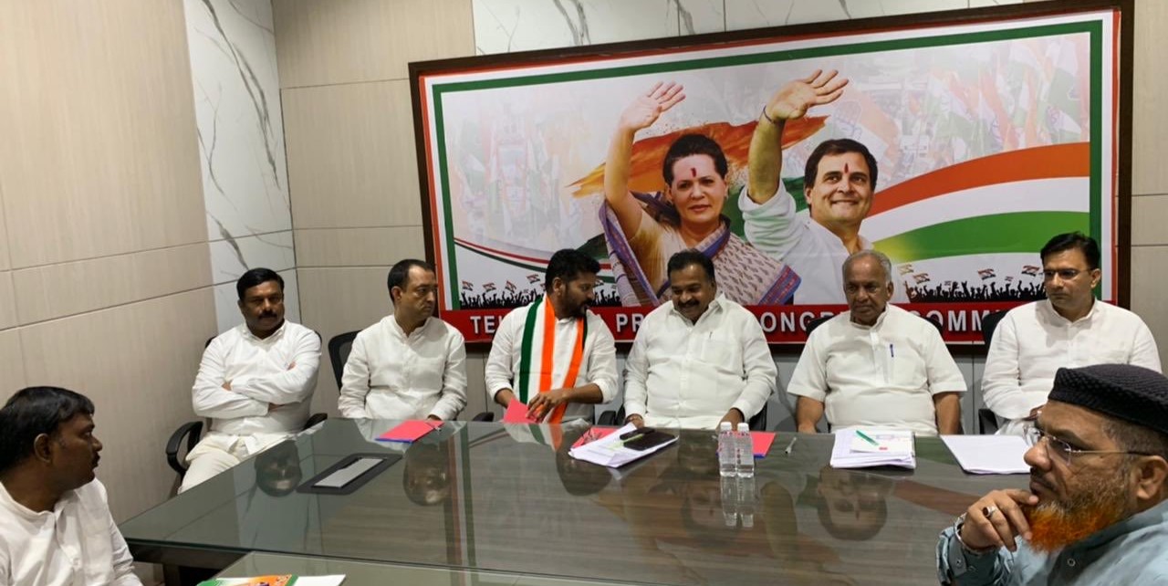 Congress leaders having a discussion in Telangana. Congress leaders having a discussion in Telangana.