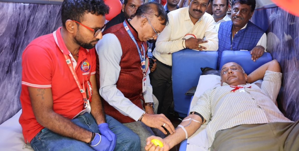Karnataka Health Minister donates blood