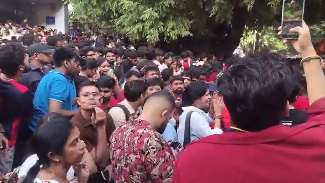 RCB parade chaos: Mismatched orders, crowd frenzy, and a tragic end RCB parade chaos: Mismatched orders, crowd frenzy, and a tragic end