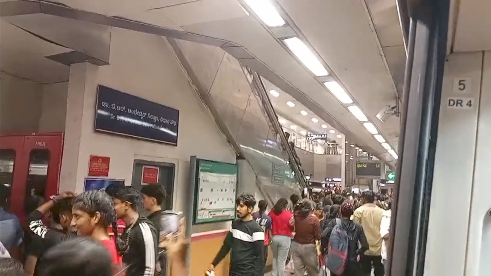 WhatsApp Image 2025-06-06 at 13.52.39_1b6cadd1 Lisha and her friends had to stand at the door