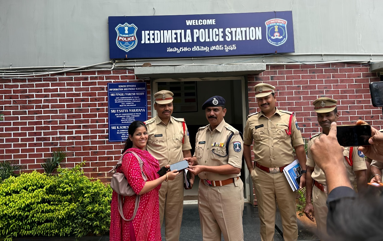 CP Balanagar Sri Naresh Reddy returning the recovered phones to their owners.
