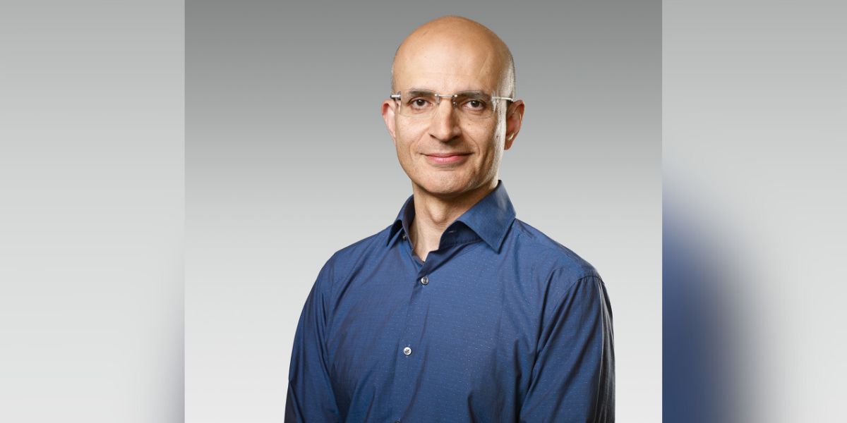 Sabih Khan named Apple COO.