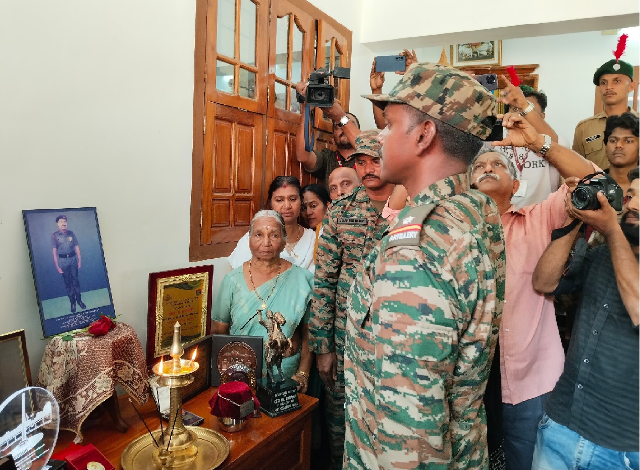 Army pays tribute to Kargil hero Santhosh Kumar at his Idukki home