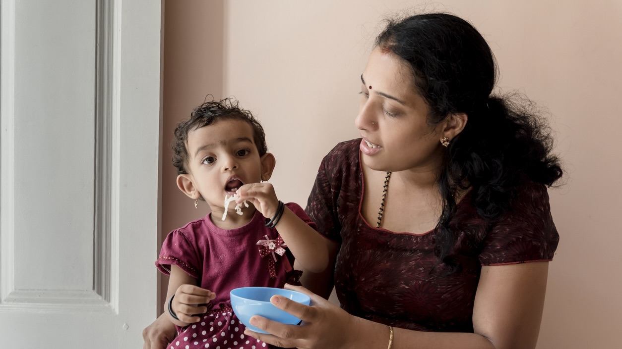 Indian, mother, food, lunch, feeding, bangalore Cash transfers to mothers boost nutrition and child care on a par with food subsidies, study finds