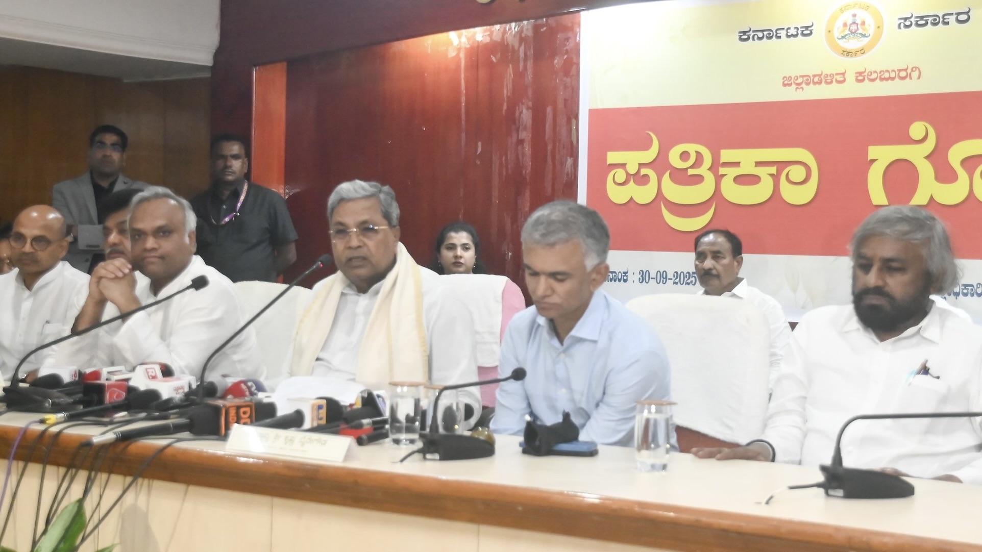 BA034CD5-87D0-466E-9B27-6D8FD4E1AB16_1_201_a Above-normal rainfall in North Karnataka, along with swollen Bhima and Manjra rivers, marooned dozens of villages and forced residents to evacuate.