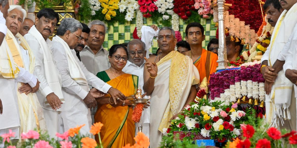 Banu Mushtaq inauguratng the Mysuru Dasara festivities alongside Chief Minister Siddaramaiah and others.