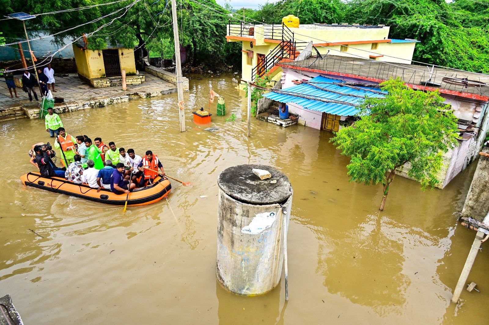KarnatakaFlood Residents being evacuated to safety.