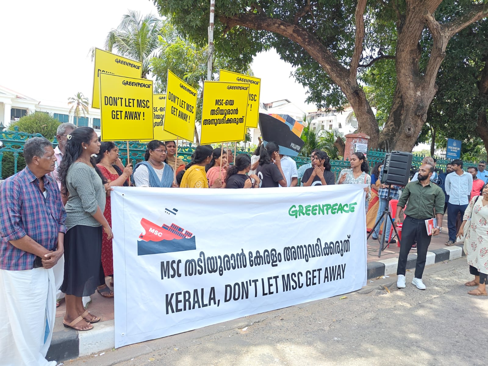 Fisherfolk community and Greenpeace India volunteers during the release of the report in front of the Secretariat on 16 September