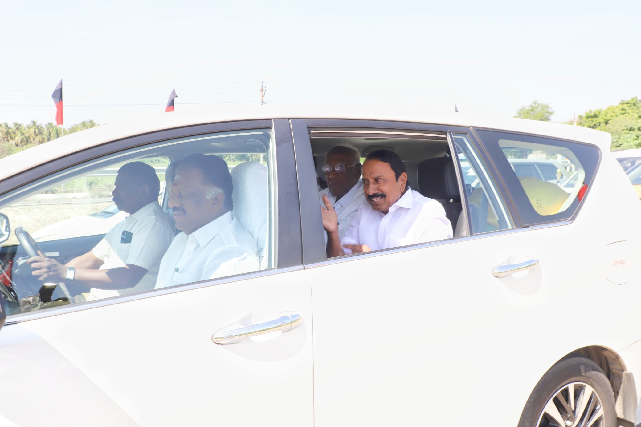 Pannerselvam and Sengottaiyan seen together in car. Credit: x.com/TheniPNaveen08