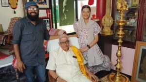 Sabri with her father at Kalamandalam Gopi’s home for blessings before debut.