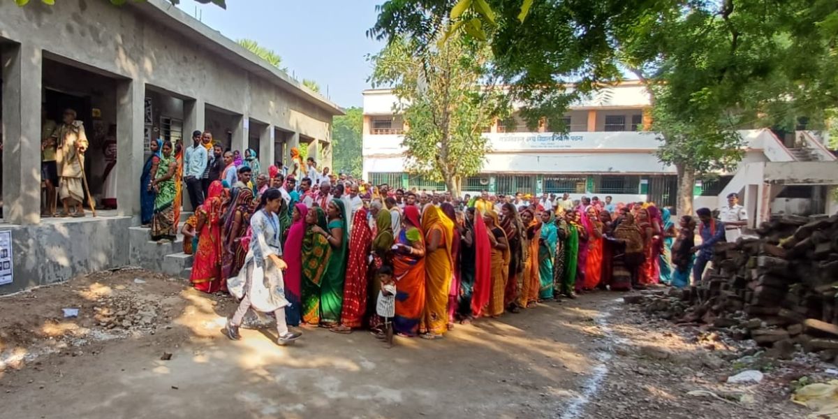 A group of women at a polling booth on Bihar. (X)