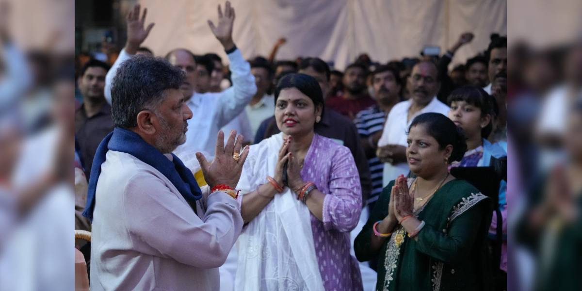 Deputy Chief Minister DK Shivakumar greeting the participants of the meeting organised by the Karnataka Bihar Samaj at Byatarayanapura in Bengaluru on 2 November. (X)