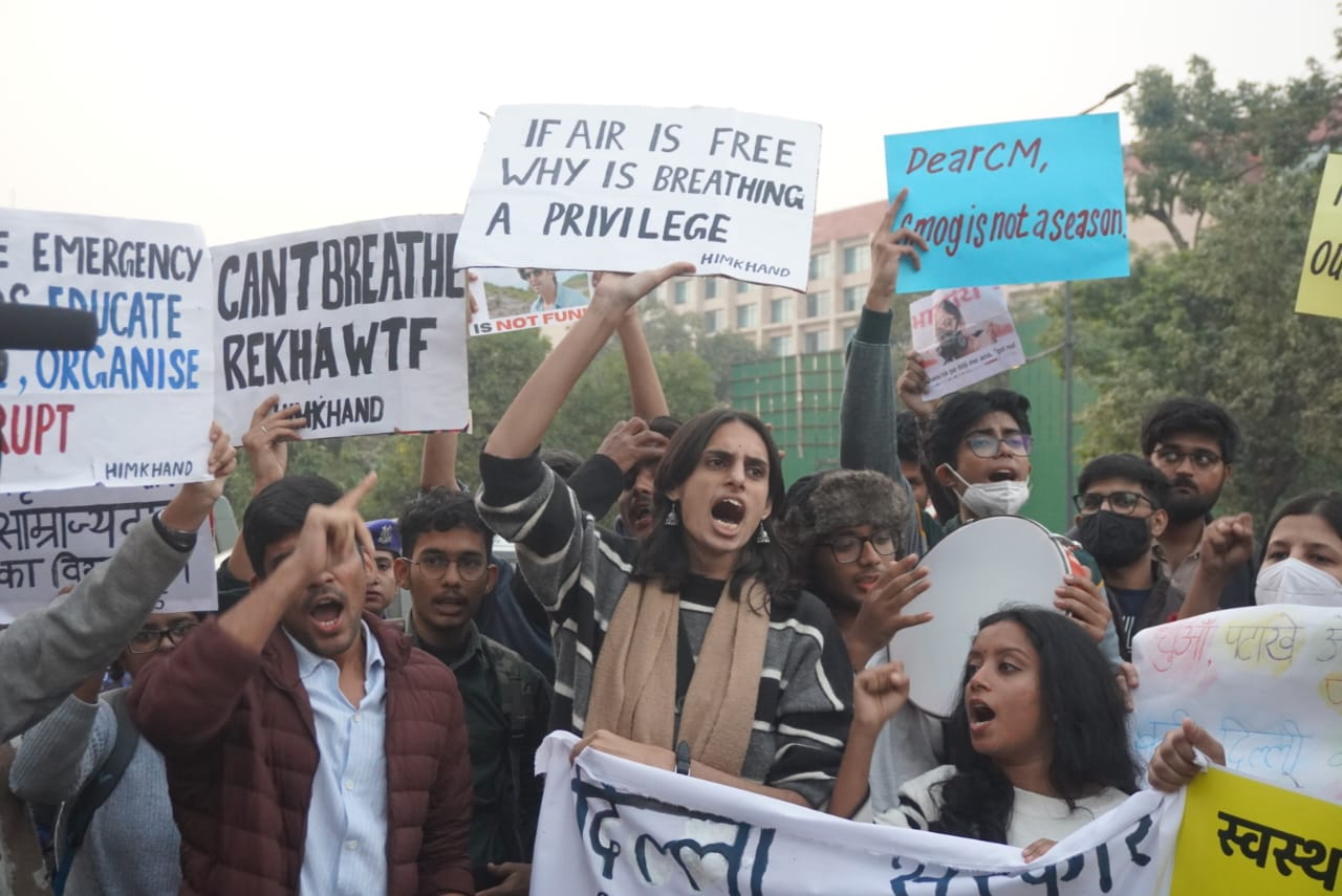 JNU students protesting in Delhi were detained by the cops. Credit: x.com/SfiDelhi