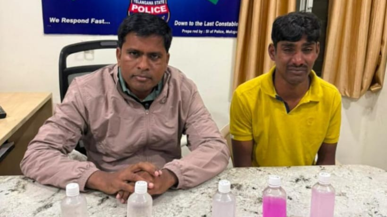 Ch. Vijay Kumar, Sub-Inspector and Raju, Constable (Driver) of Mulugu Police Station in Siddipet Commissionerate were caught by Telangana ACB for accepting Rs.50,000 bribe. Credit: x.com/TelanganaACB