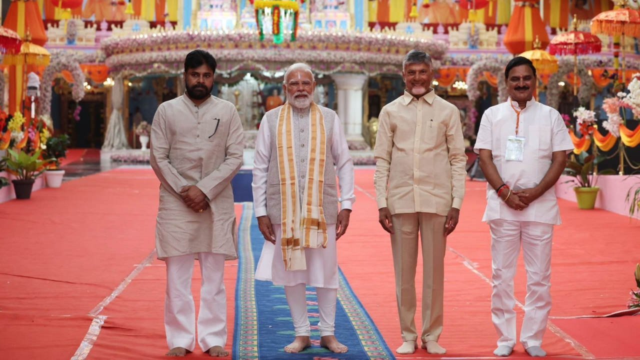 PM Modi paid homage to Sathya Sai Baba at the Sai Kulwant Hall. Credit: x.com/narendramodi