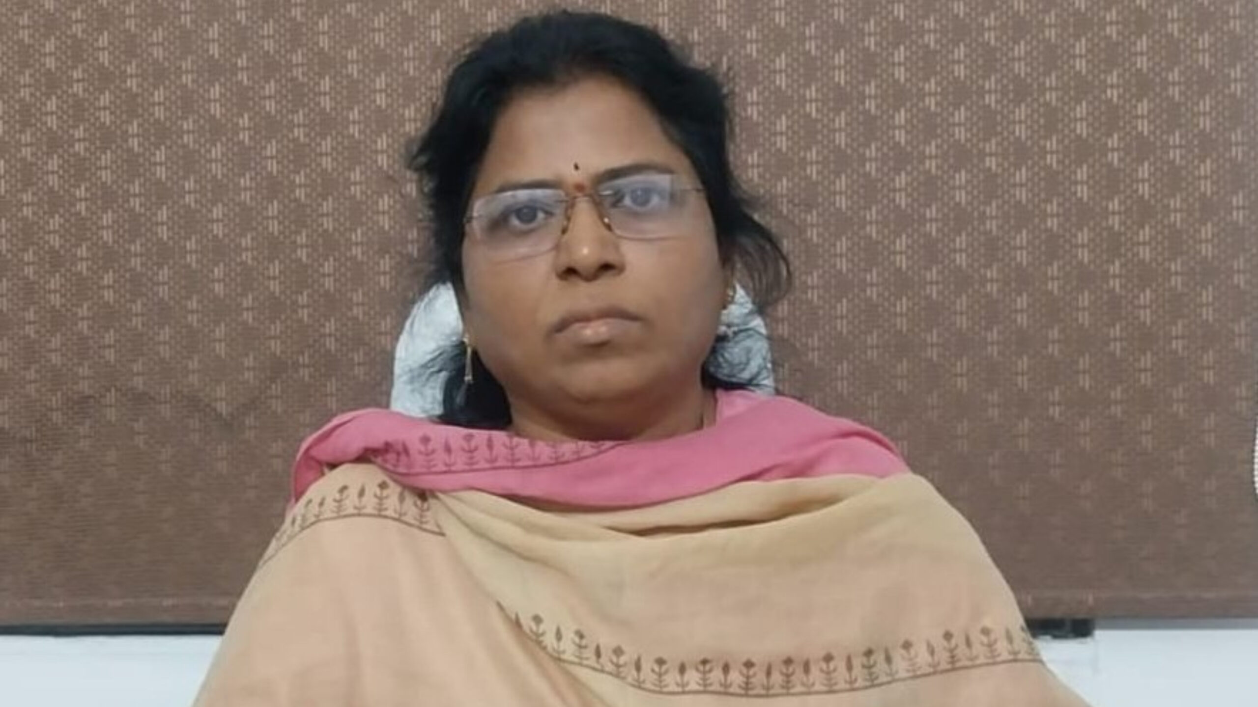 Kunamalla Sandhya Rani, Deputy Executive Engineer, Mission Bhagiratha (INTRA), Sub- Division, Palakurthy, Jangaon District, was caught by Telangana ACB officials for demanding and accepting bribe of Rs.10,000. Credit: x.com/TelanganaACB