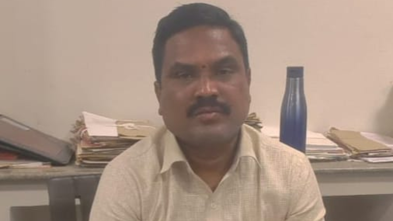 Hanuma Ravinder Naik, Dy. Tahsildar, O/o The District Civil Supply Officer, Integrated Collectorate of Ranga Reddy District was caught by Telangana ACB. Credit: x.com/TelanganaACB