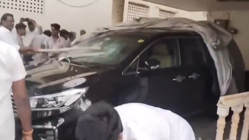 A mob, reportedly TDP workers, damaging Rambabu's car in Gutur.