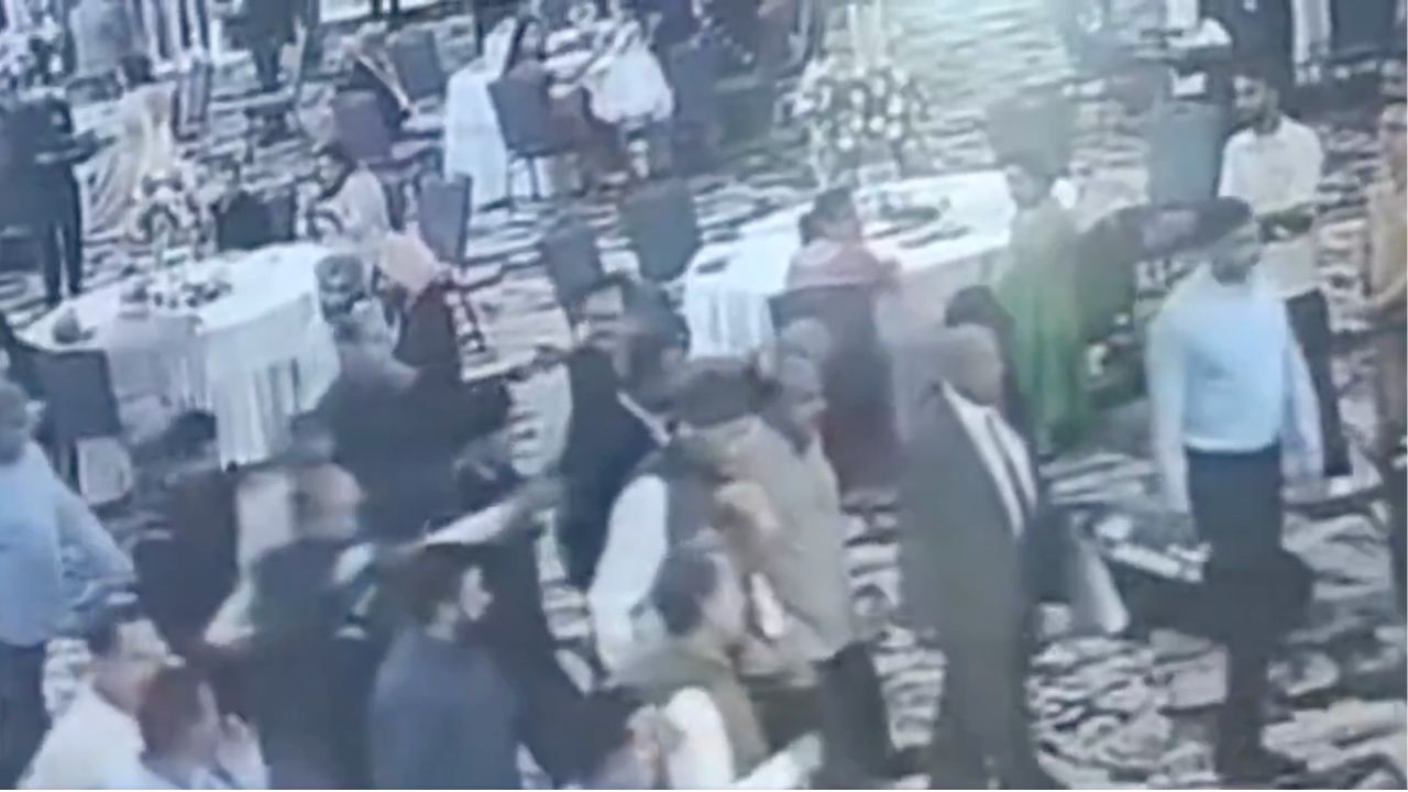 Kamal Singh pointed a gun at Farooq Abdullah.