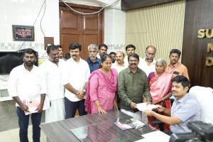 Seeman filing his nomination papers on Monday.
