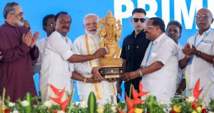 V. Dinakaran and other leaders from the Dheevara community presenting a sculpture to Prime Minister Narendra Modi.
