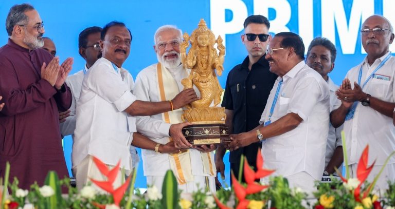 V. Dinakaran and other leaders from the Dheevara community presenting a sculpture to Prime Minister Narendra Modi.
