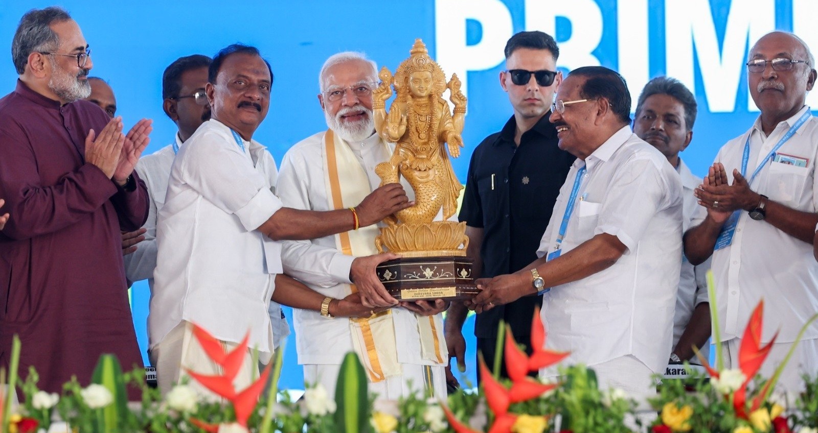 V. Dinakaran and other leaders from the Dheevara community presenting a sculpture to Prime Minister Narendra Modi.