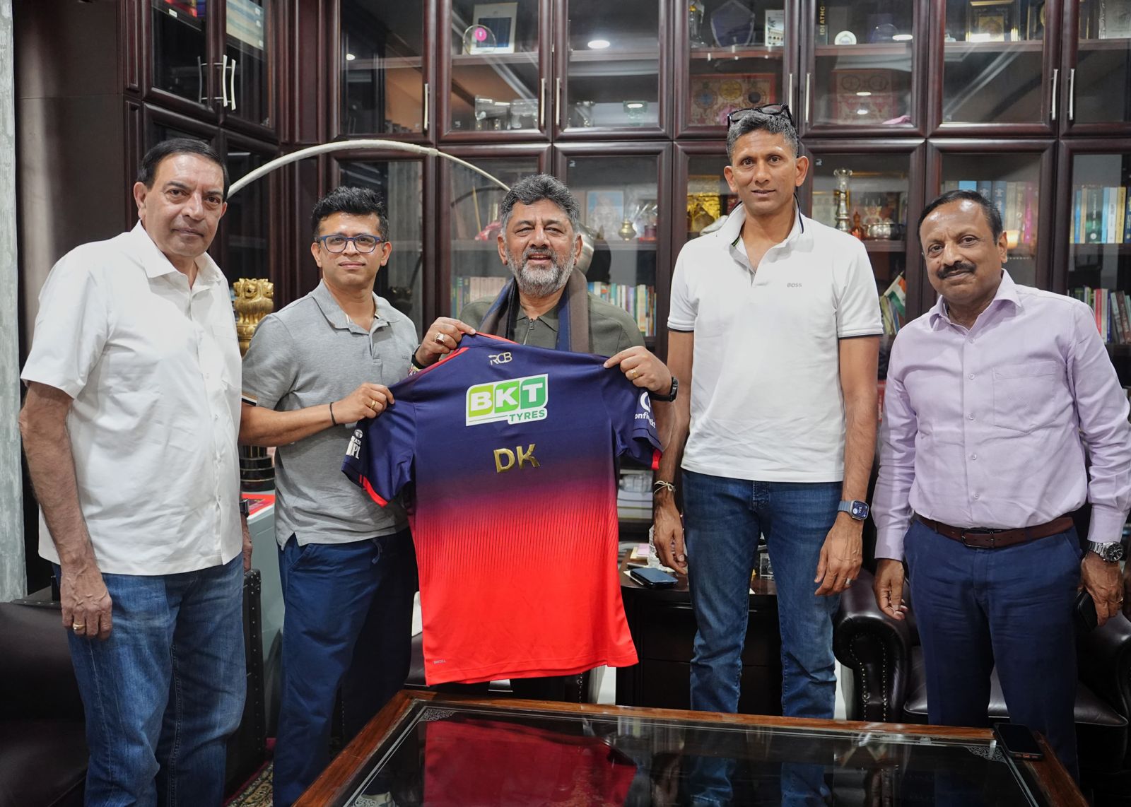 DK Shivakumar with RCB and KSCA stakeholders. Credit: x.com/DKShivakumar