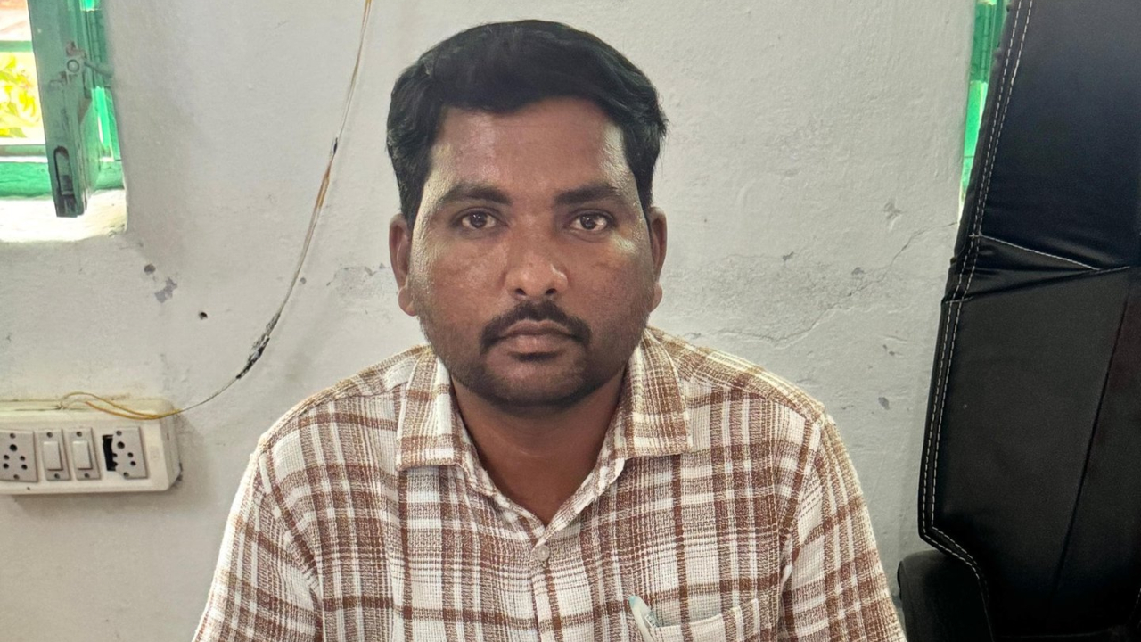 Boya Ranganna, Panchayat Secretary of Eklaspur Village. Credit: x.com/TelanganaACB