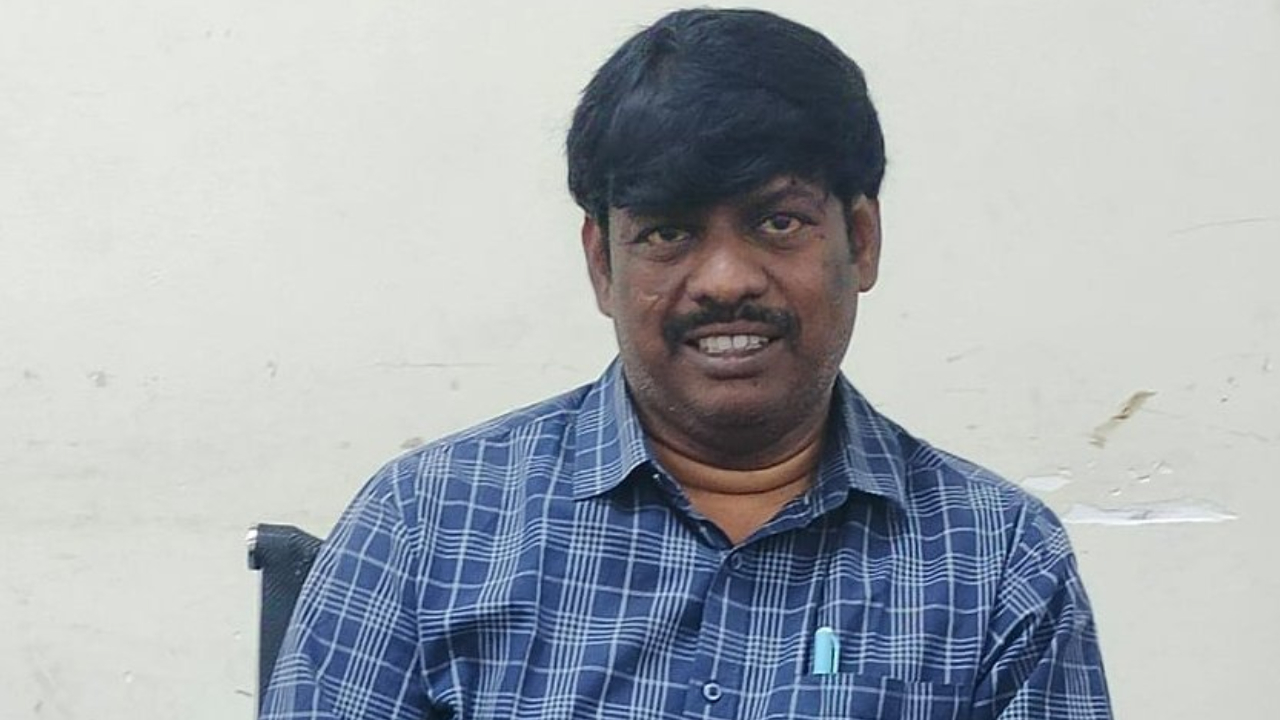 K Murali, Community Organiser, Moosapet Circle-53, Kukatpally Zone was caught by Telangana ACB. Credit: x.com/TelanganaACB