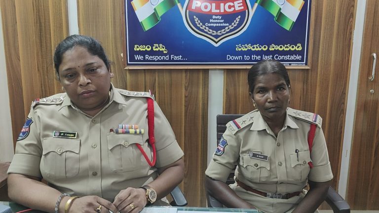 Inspector B Saroja and sub-inspector H Rani. Credit: x.com/TelanganaACB