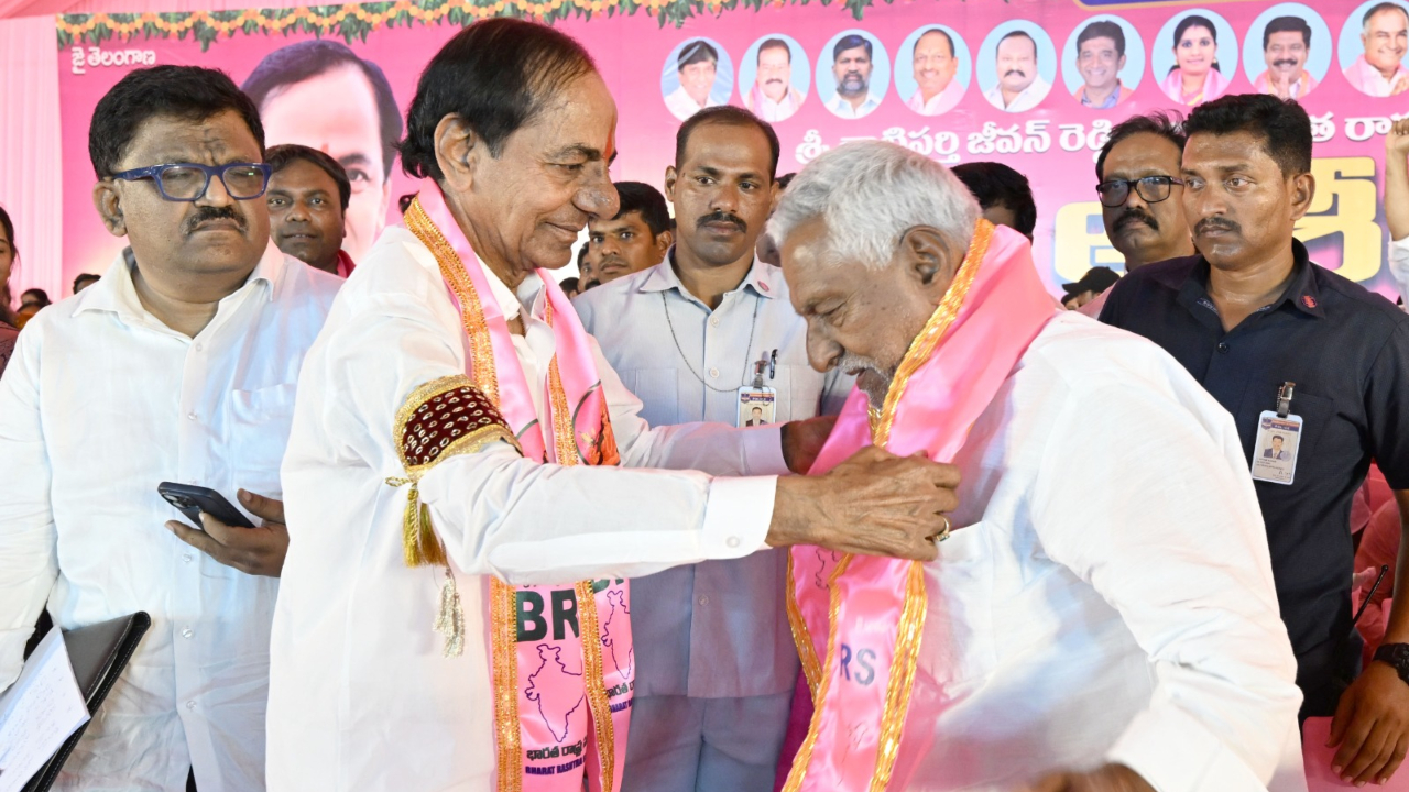 KCR felicitating Jeevan Reddy. Credit: facebook.com/Jeevanreddythatiparti