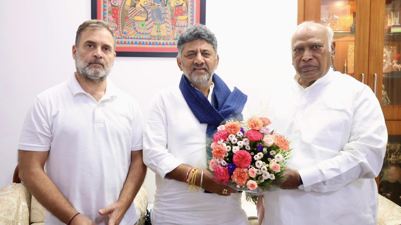 Camaraderie on display as Siddaramaiah, Shivakumar meet AICC leaders ahead of CLP meet on Saturday