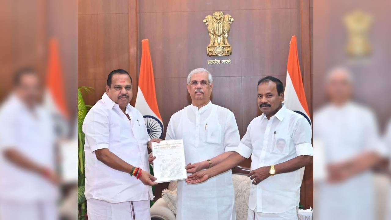 Agri SS. Krishnamurthy (Left) with Governor Rajendra Vishwanath Arlekar and M. Dhanapal (Right).