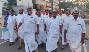 Senior Congress leader and Kottayam Assembly candidate Thiruvanchoor Radhakrishnan is heading to the counting centre with party workers.