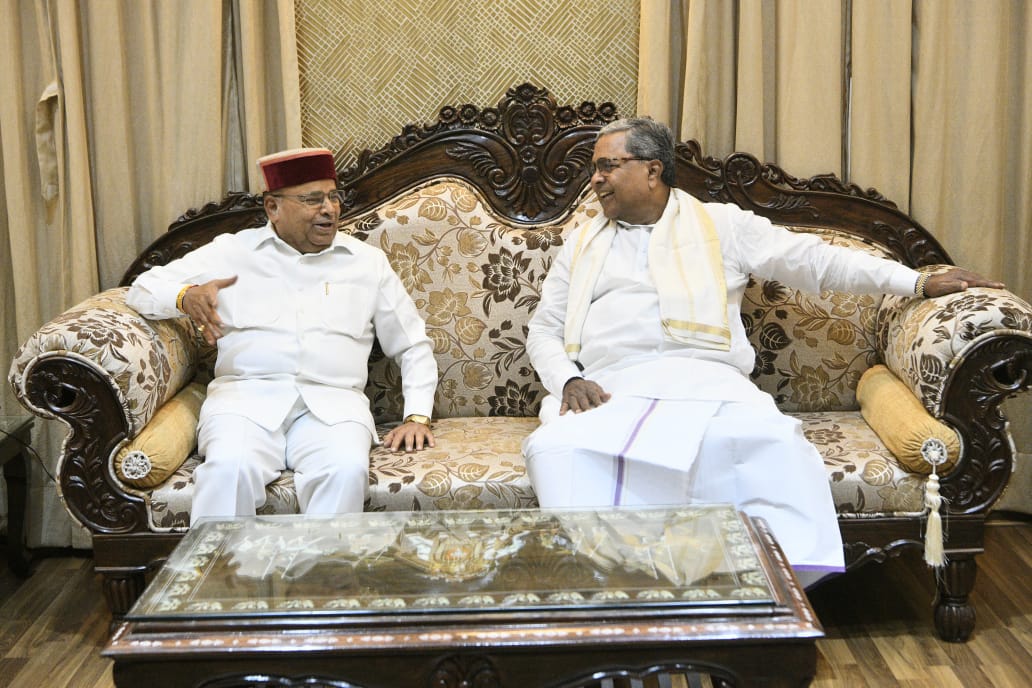 Siddaramaiah and Governor Thaawarchand Gehlot. (File image)